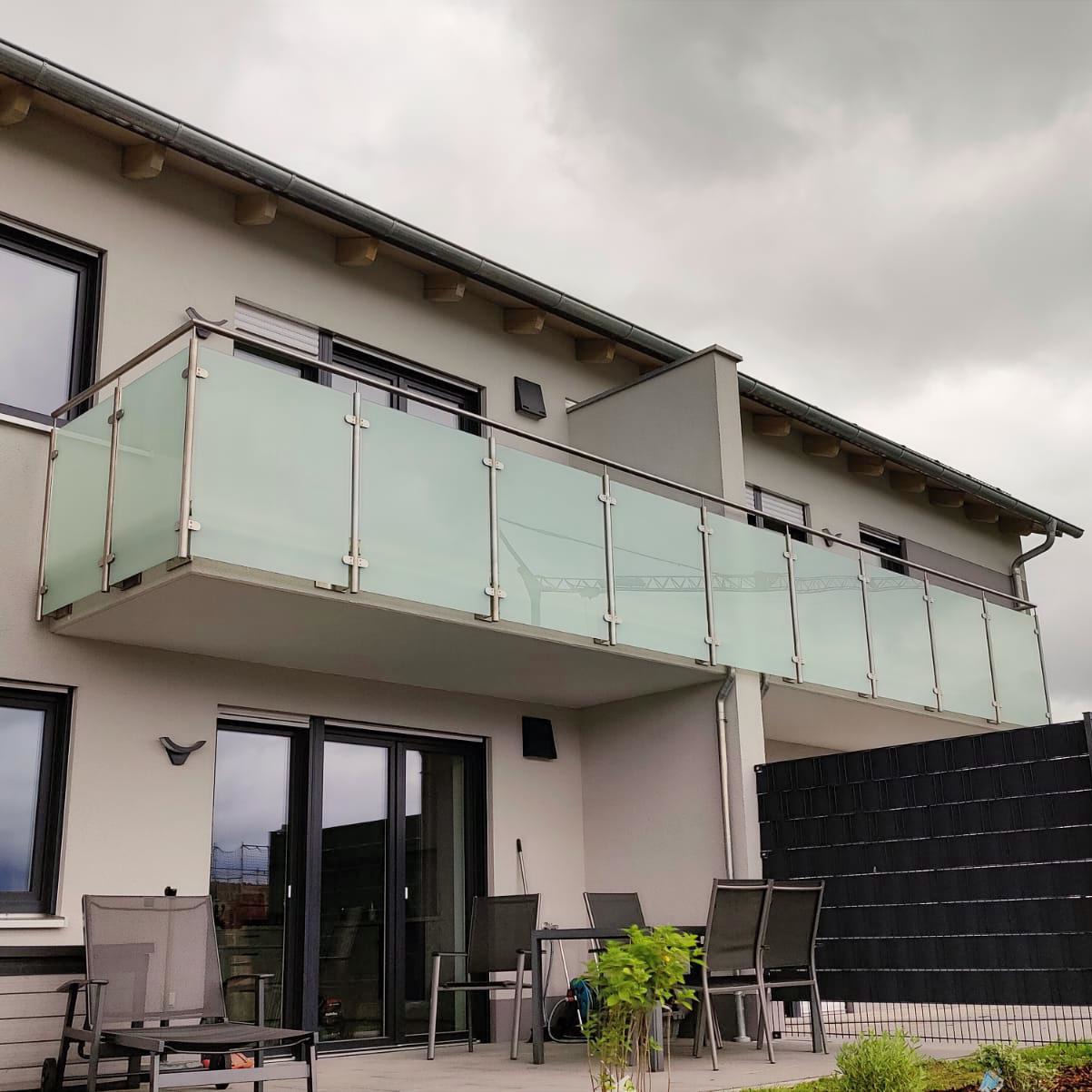 Edelstahl Balkongeländer mit matter Glasfüllung