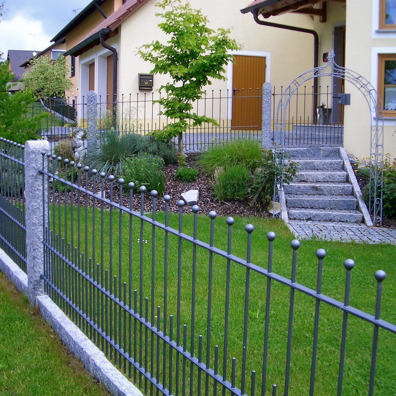 Gartenzaun feuerverzinkt mit Verzierungen