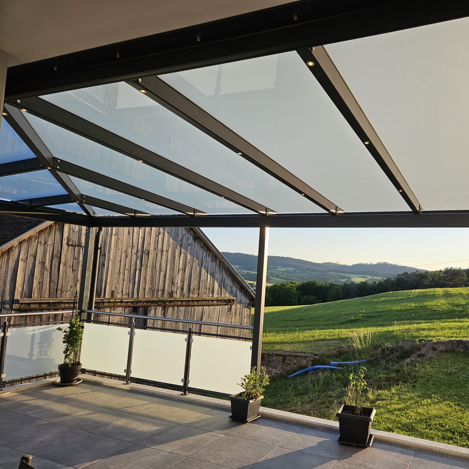 Terrassenüberdachung pulverbeschichtet mit intekriertem Licht