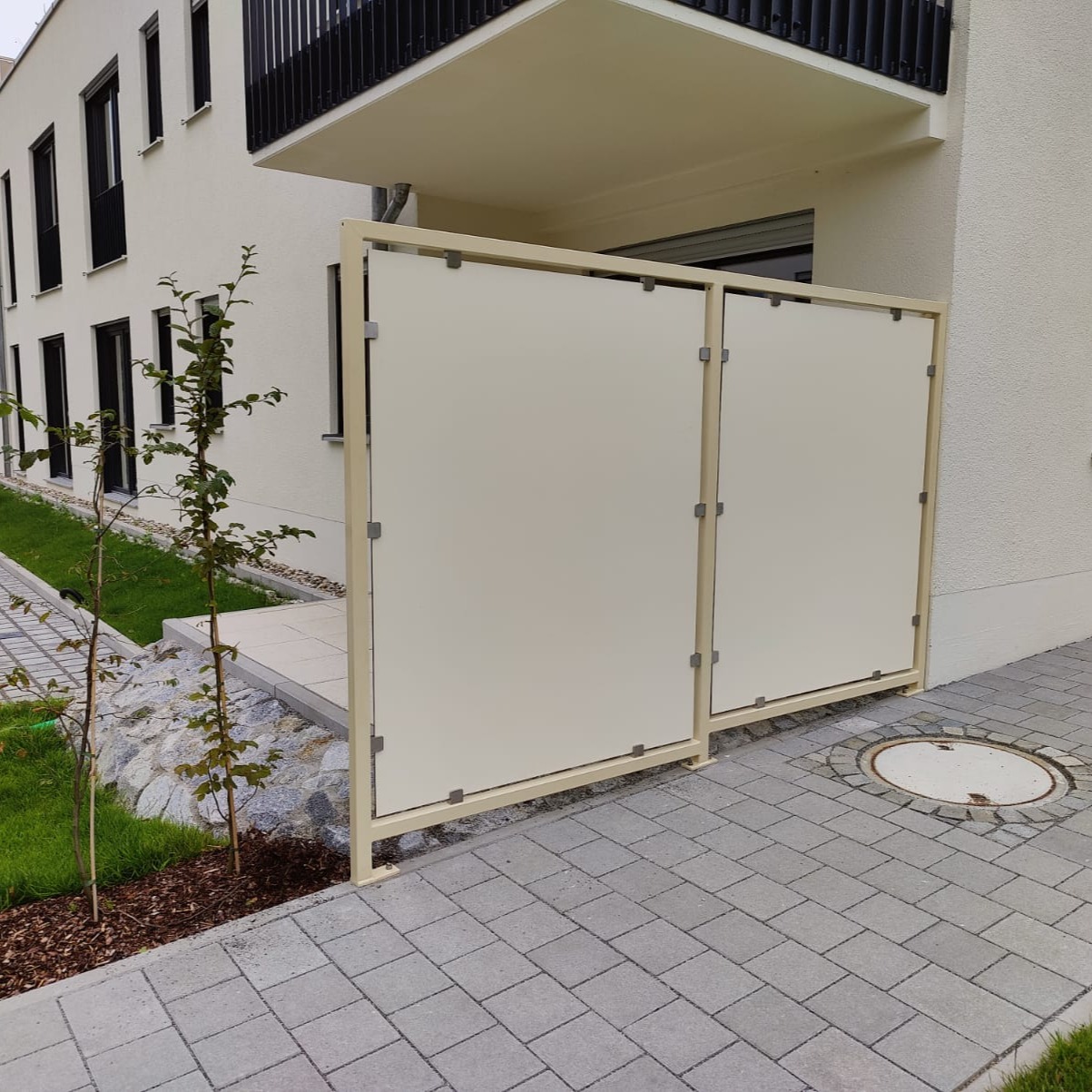 Trennwand pulverbeschichtet mit Trespaverkleidung