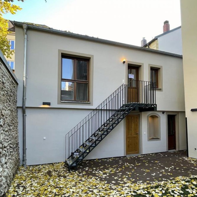 Treppenanlage pulverbeschichtet mit extravarganter  Wange