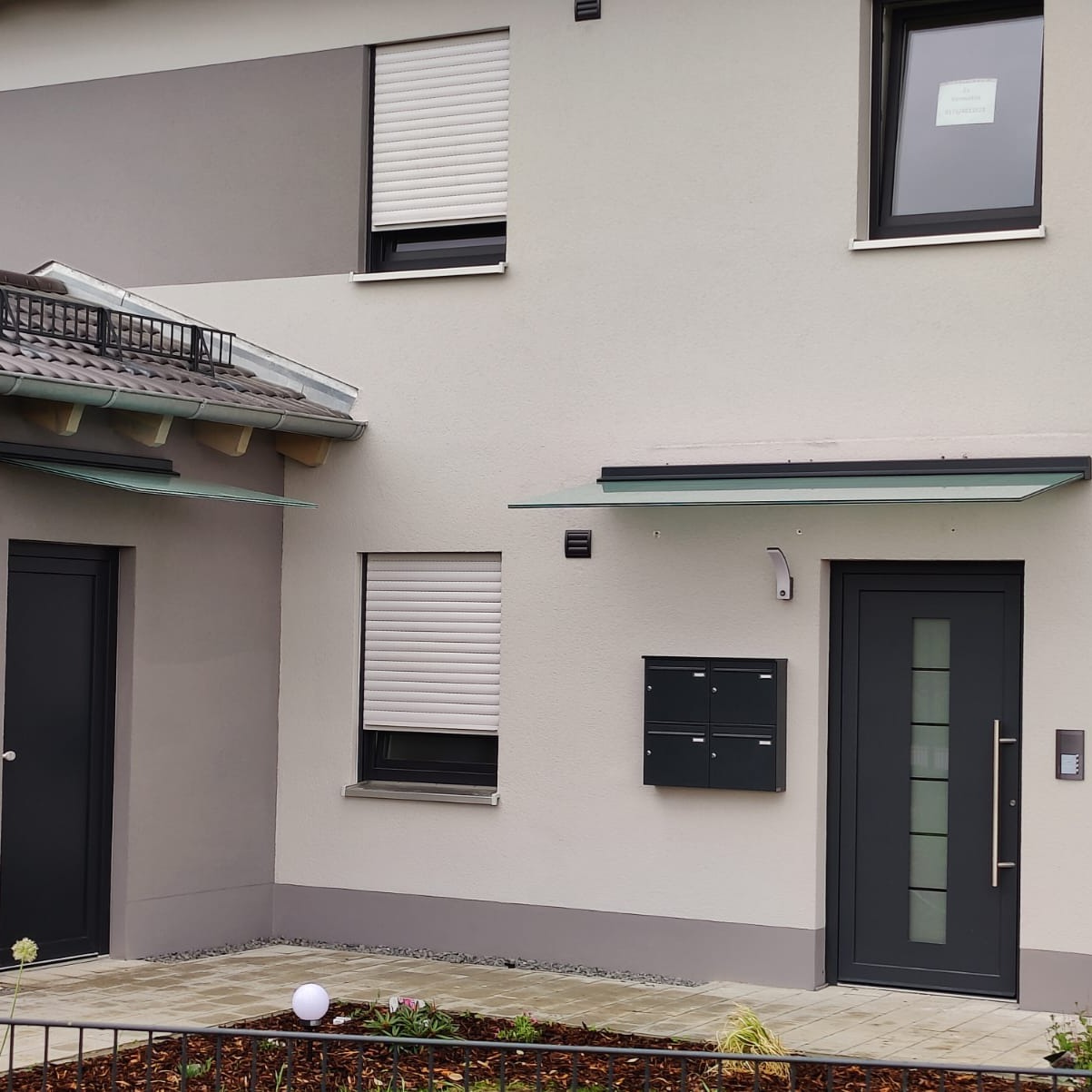 Vordach mit Glasscheibe