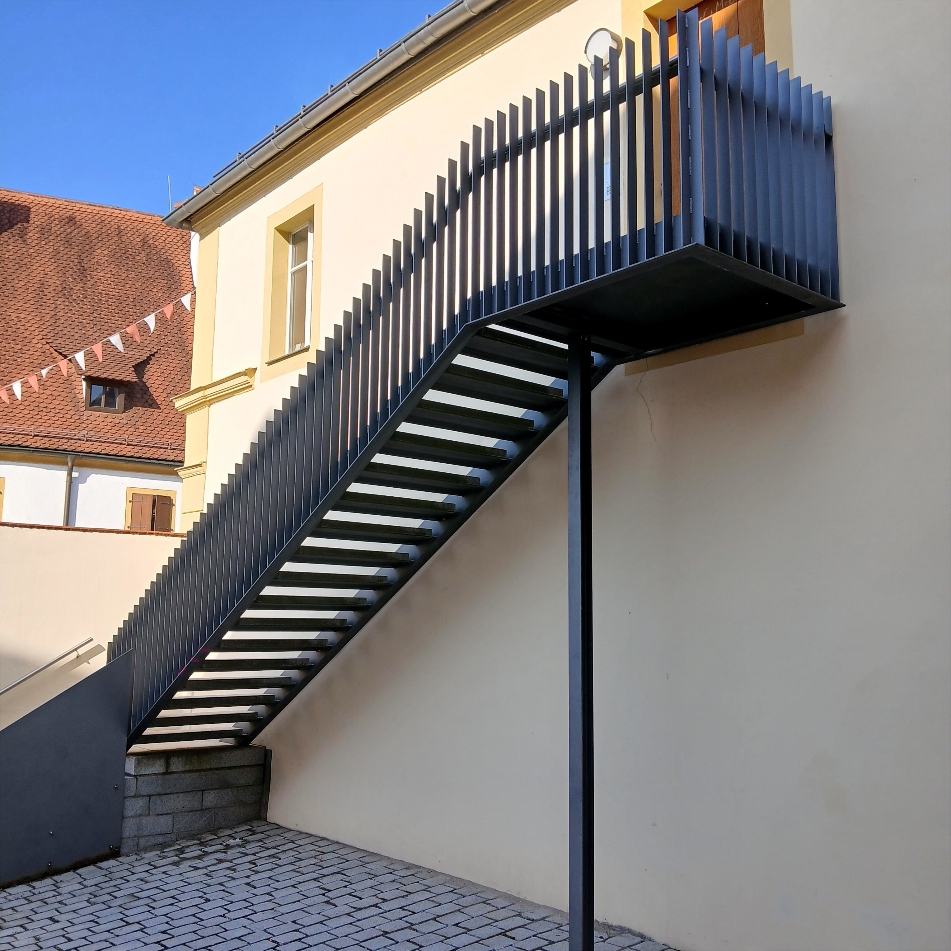 Treppenanlage pulverbeschichtet mit senkrecht angeschweißten Füllstäbe